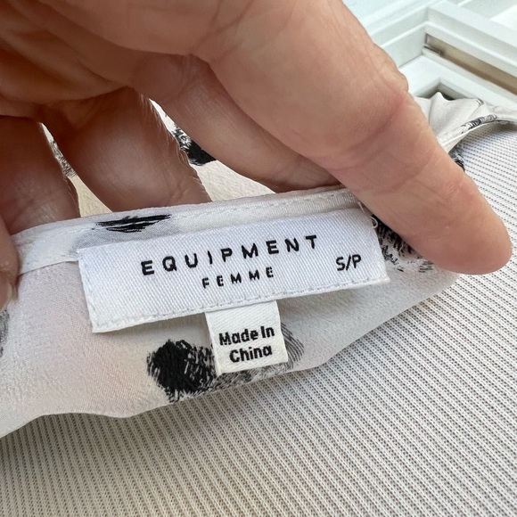 Equipment Brand white tank with thumbprint hearts, silk size small - Picture 3 of 4